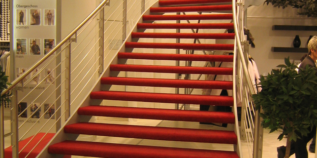 Treppe mit rotem Teppichbelag