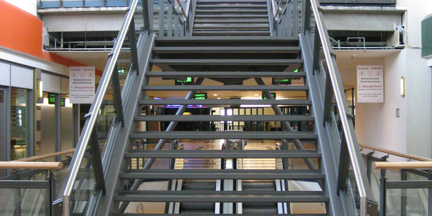 Treppe im Mallbereich Hallescher Einkaufspark: Frontalansicht