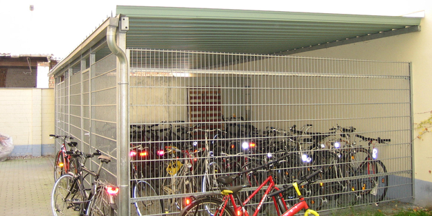 Fahrradunterstand inklusive Gittertür und Gittermattenabtrennung