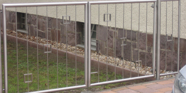 Zweiflügeliges Tor und Festfeld aus Edelstahl