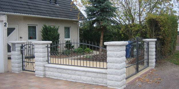 Toranlage, Tür und Zaunfeld mit Stichbogen in „Gruber-Design“, feuerverzinkt und pulverbeschichtet (antiksilber hell): Ecke