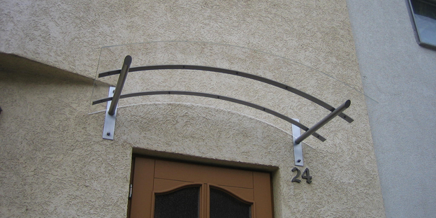 punktgehaltene Überkopfverglasung einer Terrasse